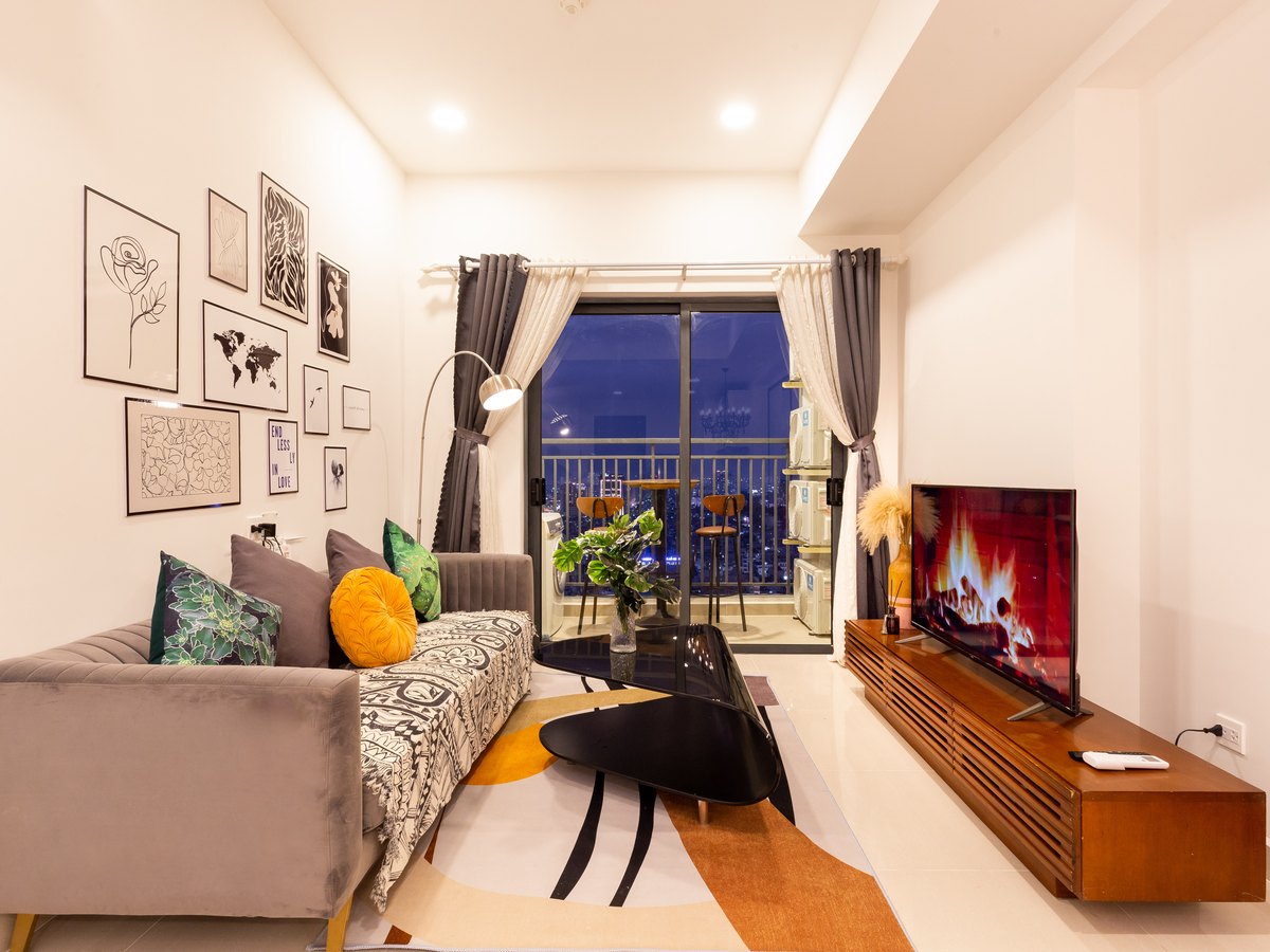 Phòng khách căn hộ Soho Residence nhìn ra thành phố về đêm