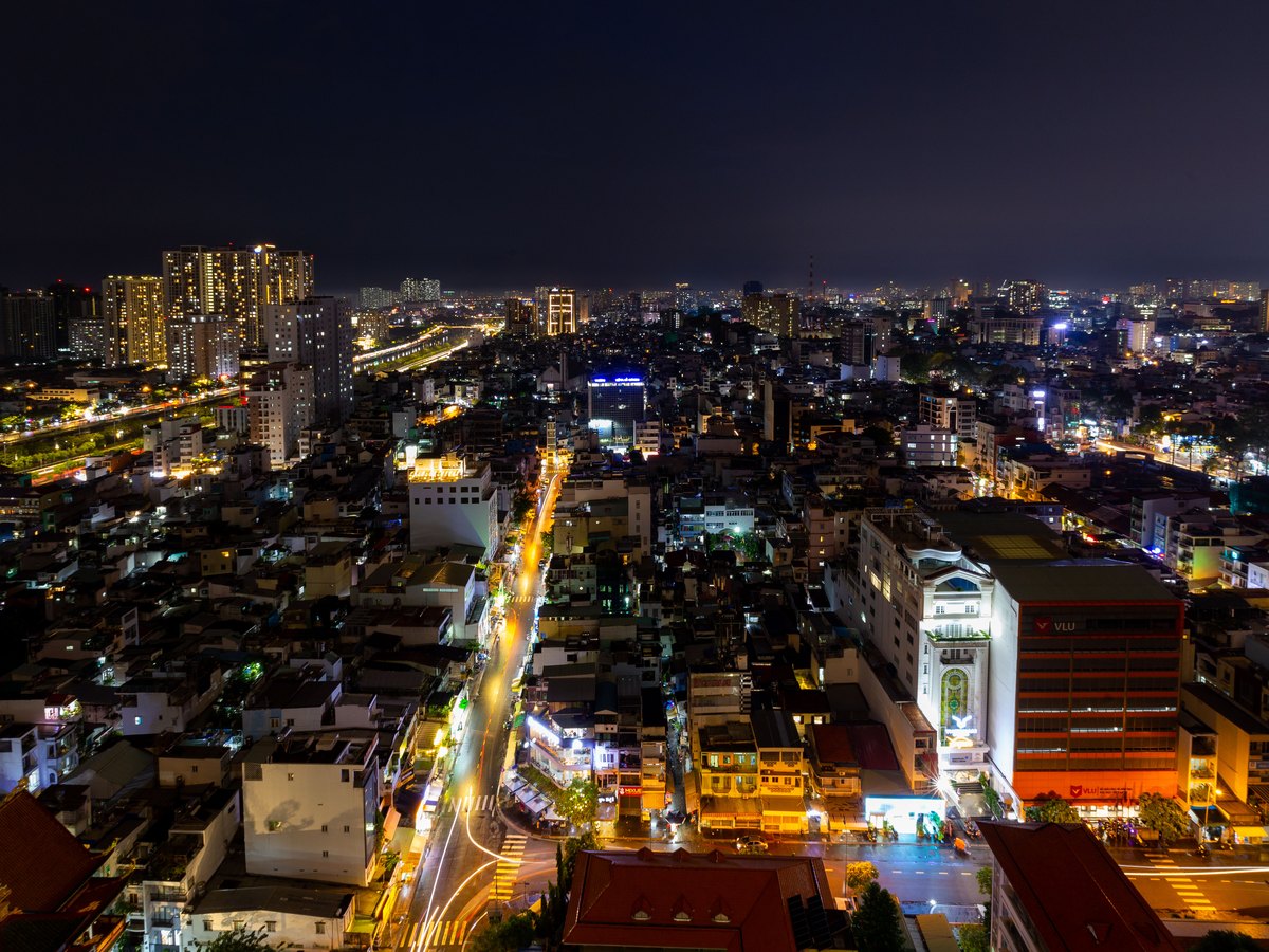View thành phố về đêm từ căn hộ Soho Residence