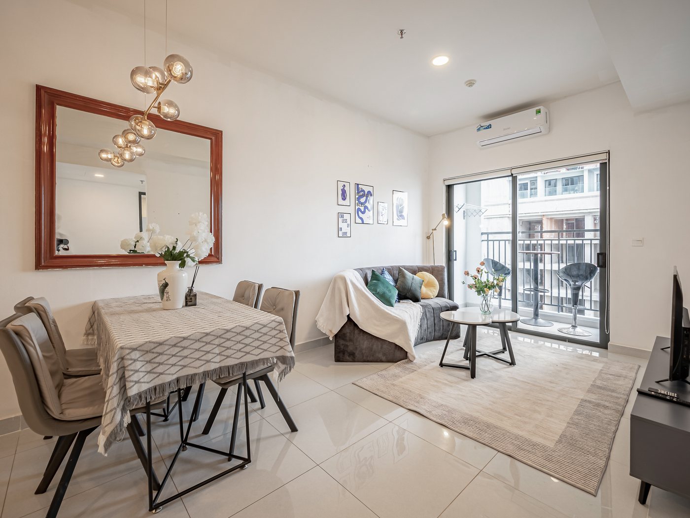 Phòng khách căn 2 phòng ngủ Soho Residence
