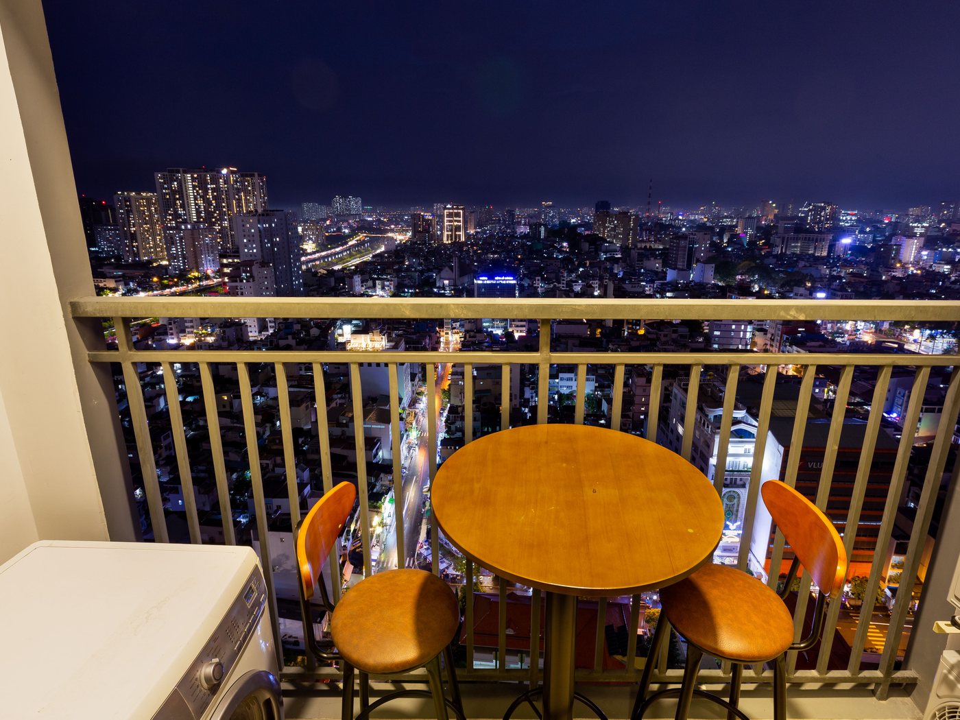 Ban công căn hộ Soho Residence buổi tối