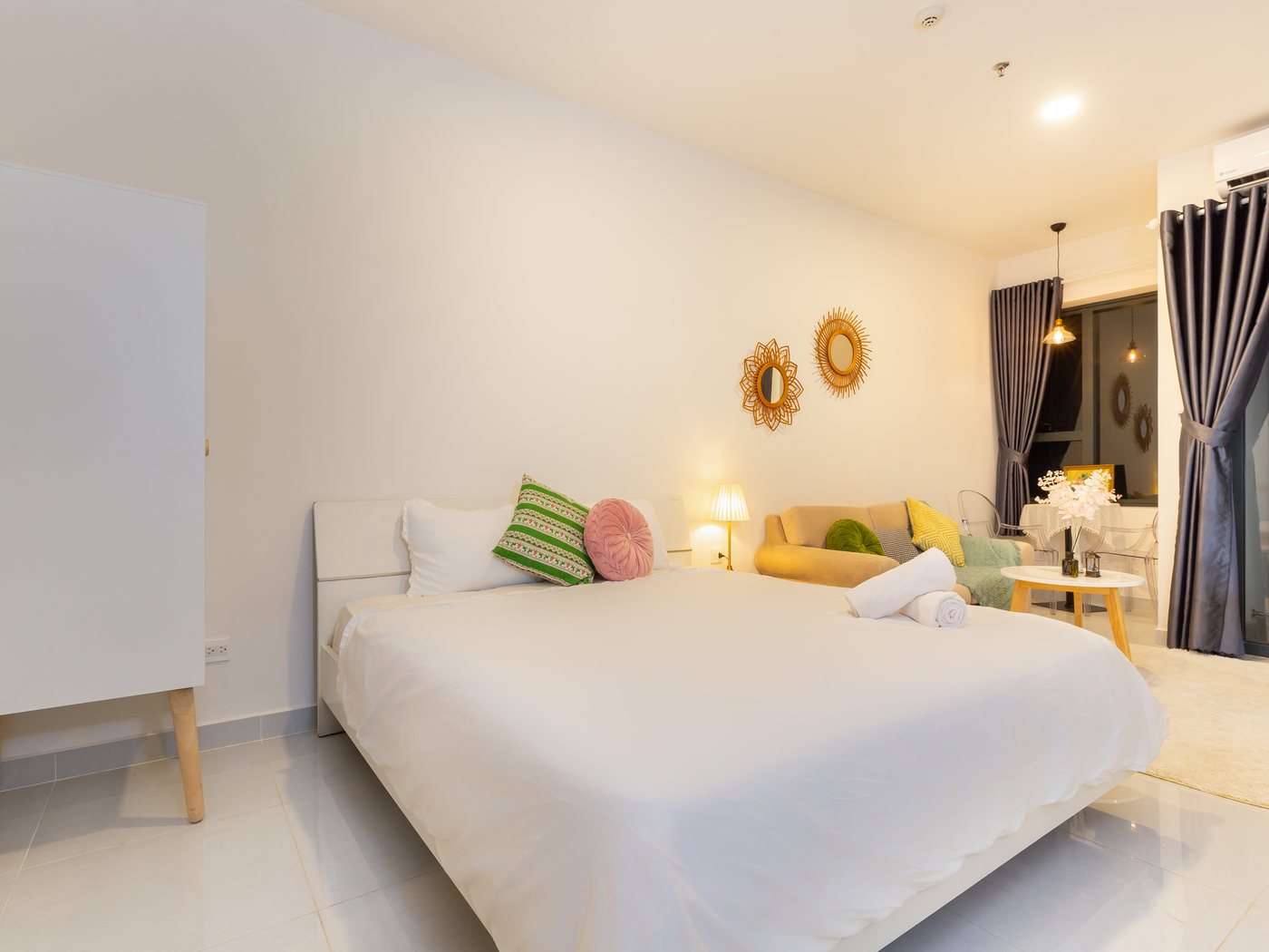 Giường trong căn Studio Soho Residence
