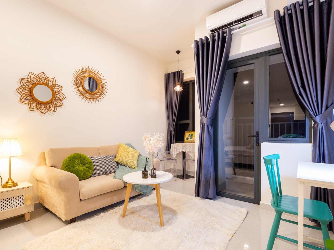 Studio Soho Residence có sofa và ban công