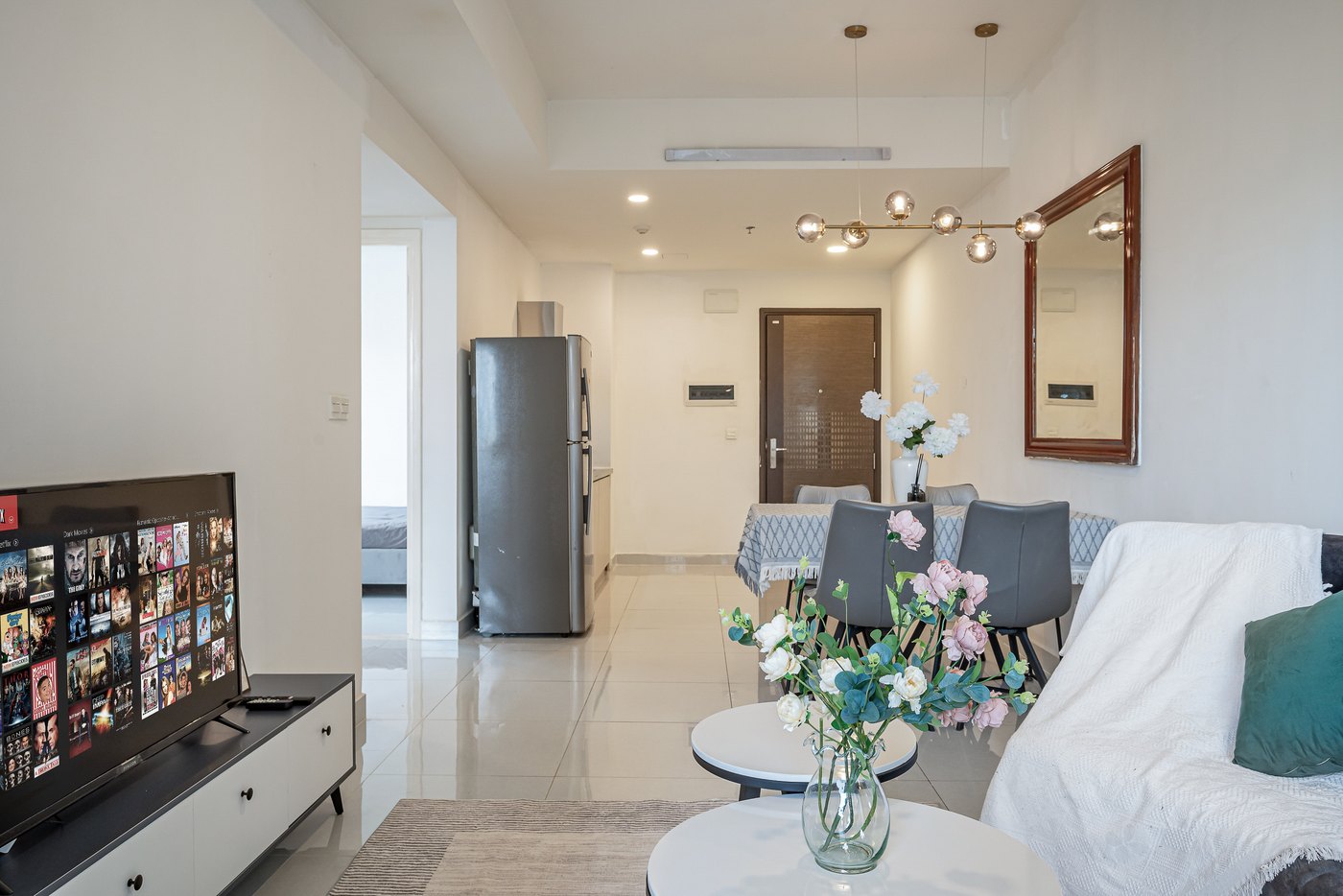 Phòng khách căn 2 phòng ngủ có TV và sofa