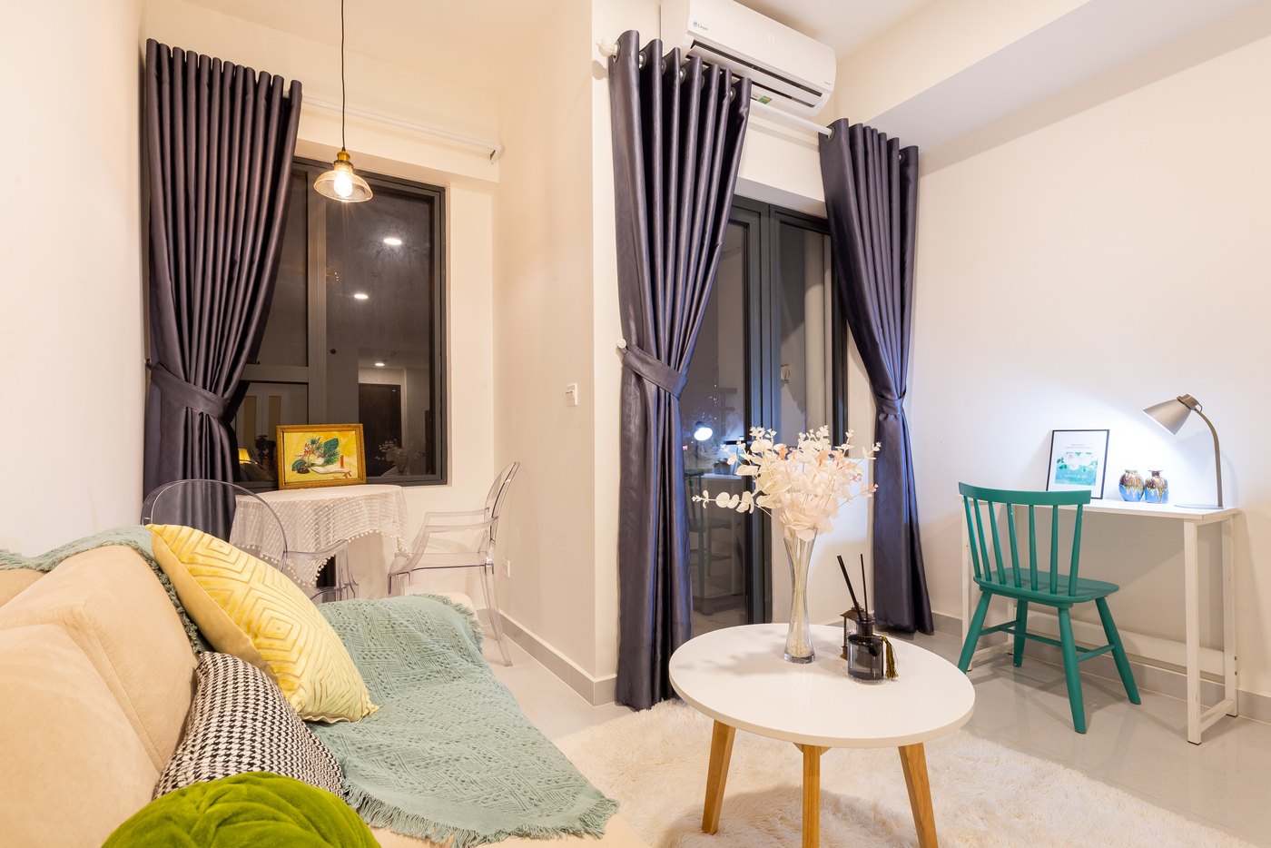 Studio full nội thất, có sofa và bàn ăn